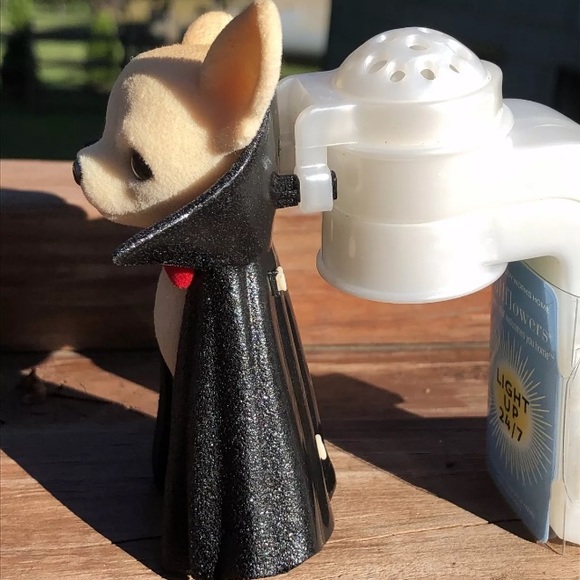 Bath and Body Works VAMPIRE Dracula Chihuahua PUP NIGHTLIGHT Wallflower Plug In - Picture 4 of 5